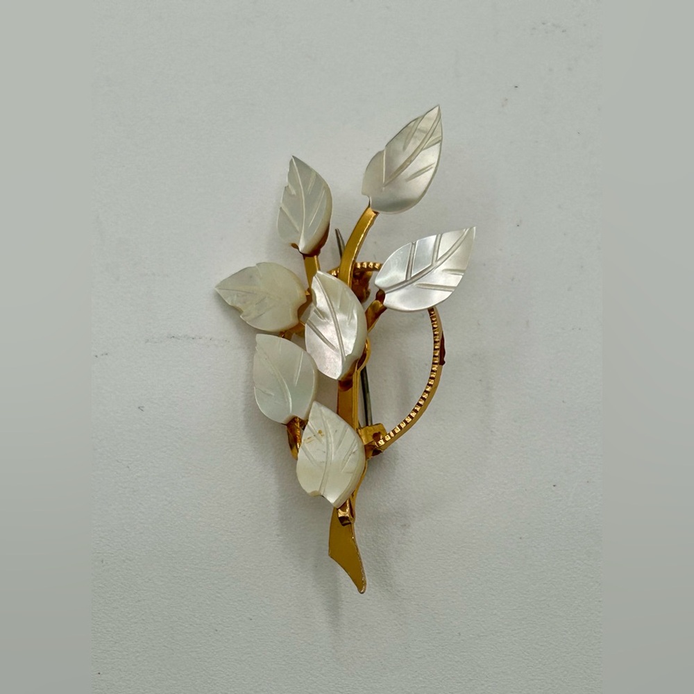 Vintage 60s Costume Jewelry Mother of Pearl Gold Tone Brooch Not Marked 2"
